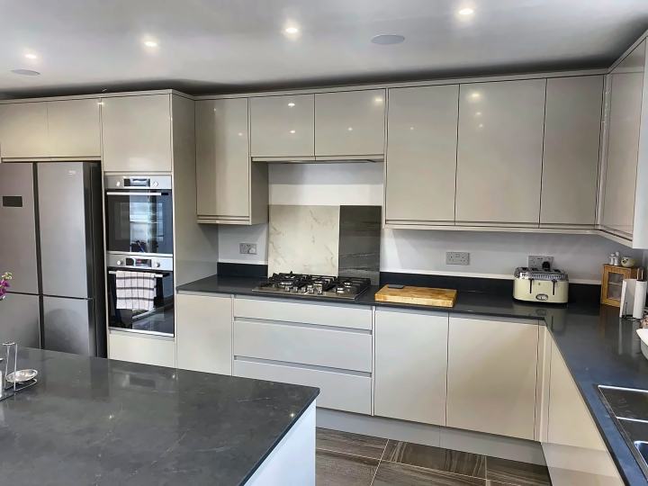 Kitchen with quartz island